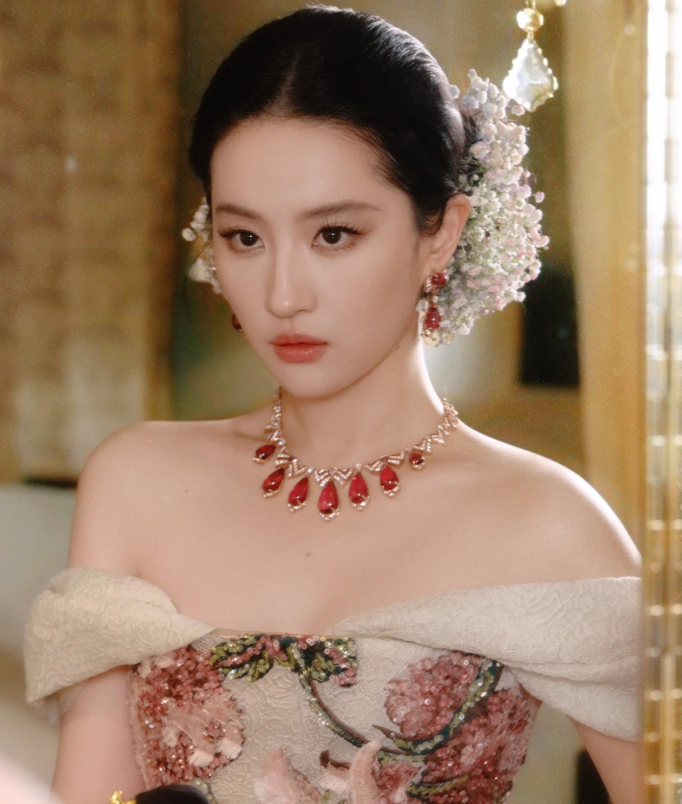 Liễu Liễu bắt chước cách trang điểm của Lưu Diệc Phi-2434-2