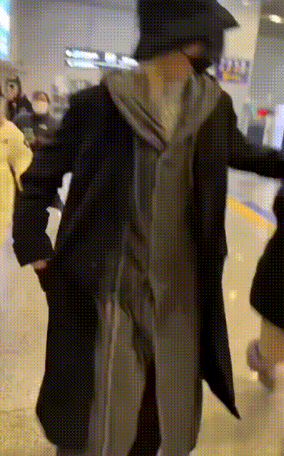 Linh Siêu hành hung hai cô gái được cho là người hâm mộ cuồng.-2476-1