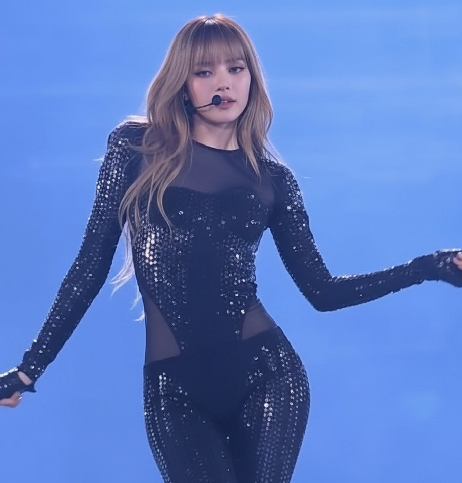 Lisa được khen vì mặc trang phục kín đáo-2287-1