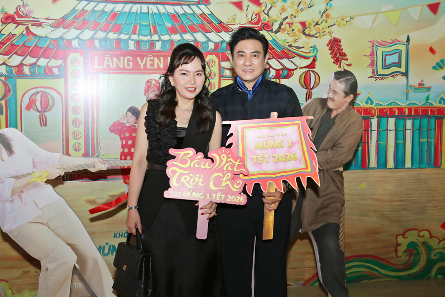 Hoàng Phúc tình tứ đi xem phim cùng bà xã Uyên Phương dịp cuối năm-2726-1