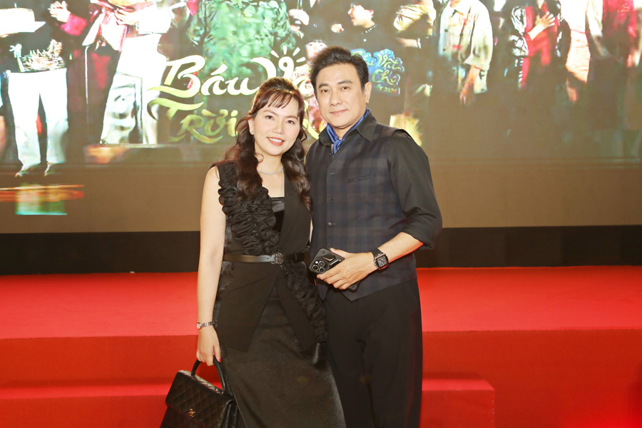 Hoàng Phúc tình tứ đi xem phim cùng bà xã Uyên Phương dịp cuối năm-2726-2