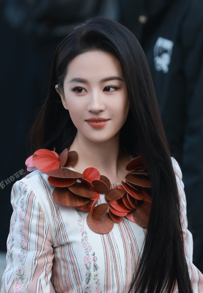 Người đẹp Lưu Diệc Phi thích làm bạn với chó mèo.-2891-1