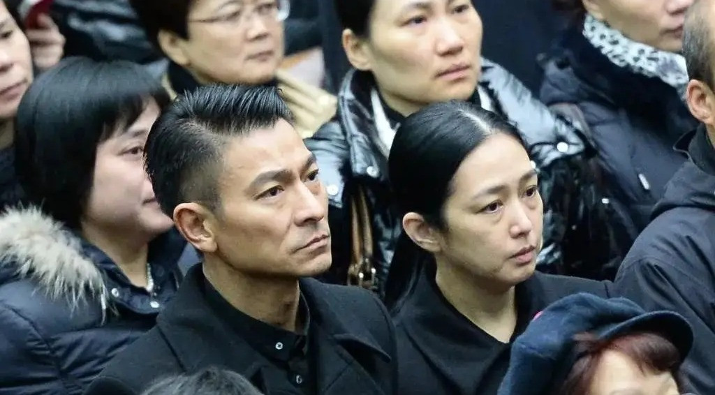 Lưu Đức Hoa hiếm hoi xuất hiện cùng vợ-2677-1