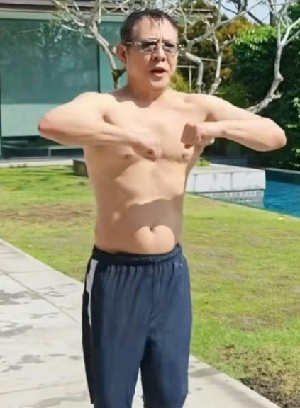 Lý Liên Kiệt cởi áo đáp trả các tin tức không hay về sức khỏe-2286-1