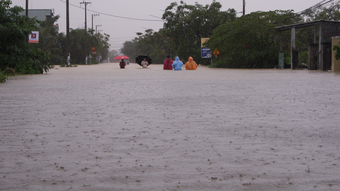 Miền Trung tiếp tục hứng chịu một đợt mưa rất lớn trên diện rộng.-2322-1