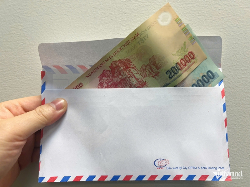 Mở phong bì mừng cưới của thông gia, chủ nhà chưng hửng-2541-1