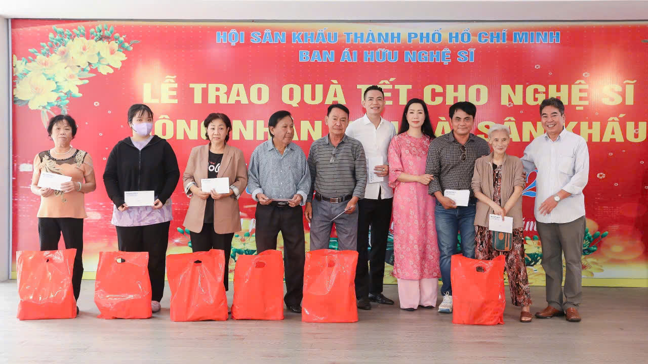 NSND Trịnh Kim Chi giúp người nghèo cận Tết Nguyên Đán 2025-638-1