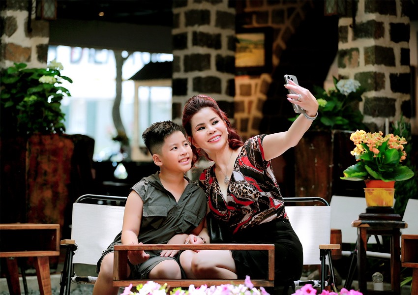 “Mẹ” của ca sĩ nhí Kupo trong MV “Nhật ký mẹ và con” là ai?-2214-4