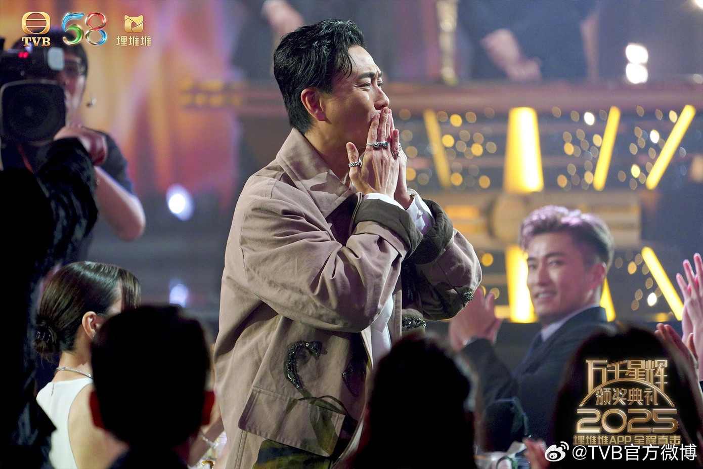 Nam diễn viên Huỳnh Tông Trạch xúc động trên sân khấu.-2508-1