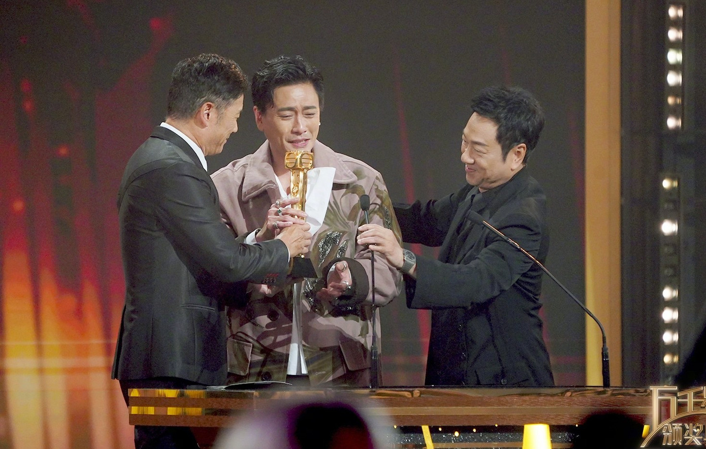 Nam diễn viên Huỳnh Tông Trạch xúc động trên sân khấu.-2508-2