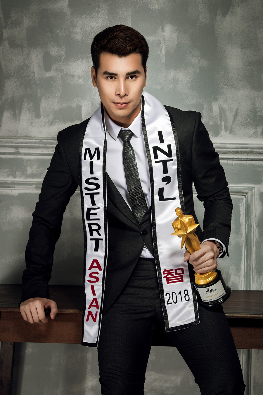 Người Việt tại Mỹ xôn xao khi bắt gặp Nam vương Hoàng Phi Kha đi dán poster-2687-1