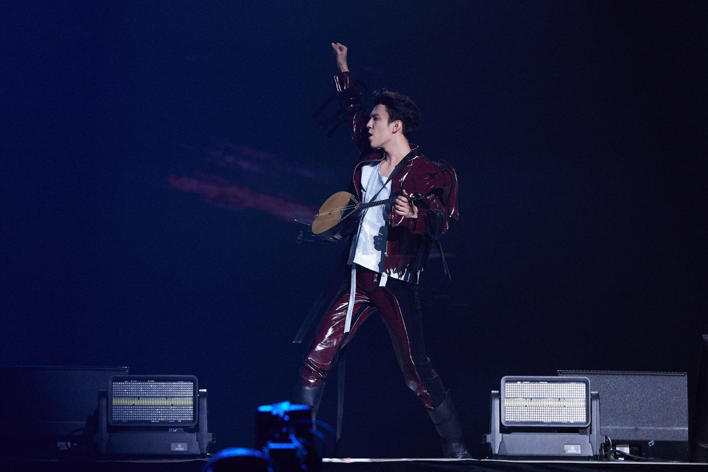 Nghệ sĩ của toàn cầu: hát 10 thứ tiếng đều chạm tới cảm xúc-2278-1