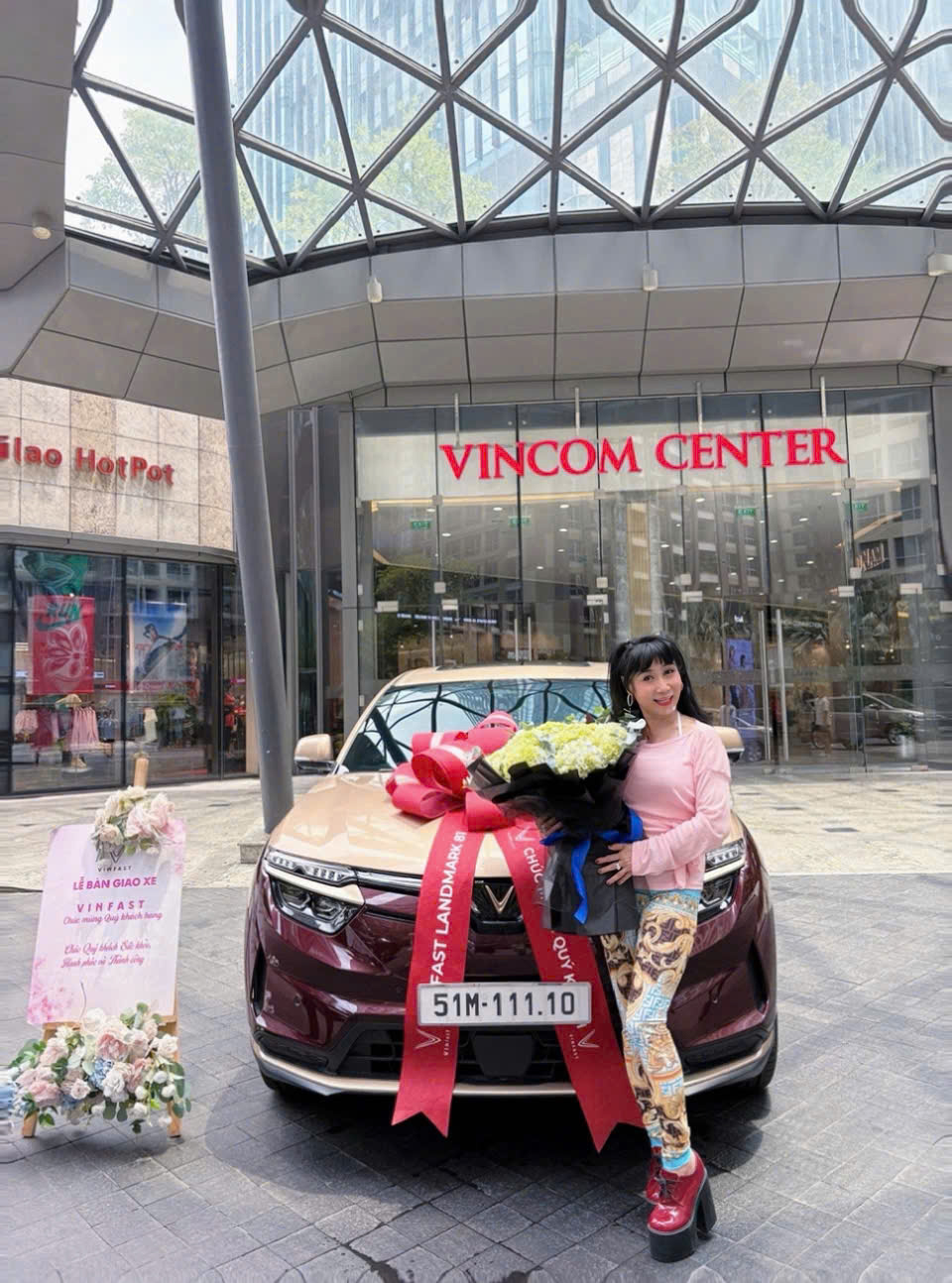 Nghệ sĩ Uyên Thảo yêu thích xe điện VinFast, sở hữu bản số siêu đẹp-2951-1