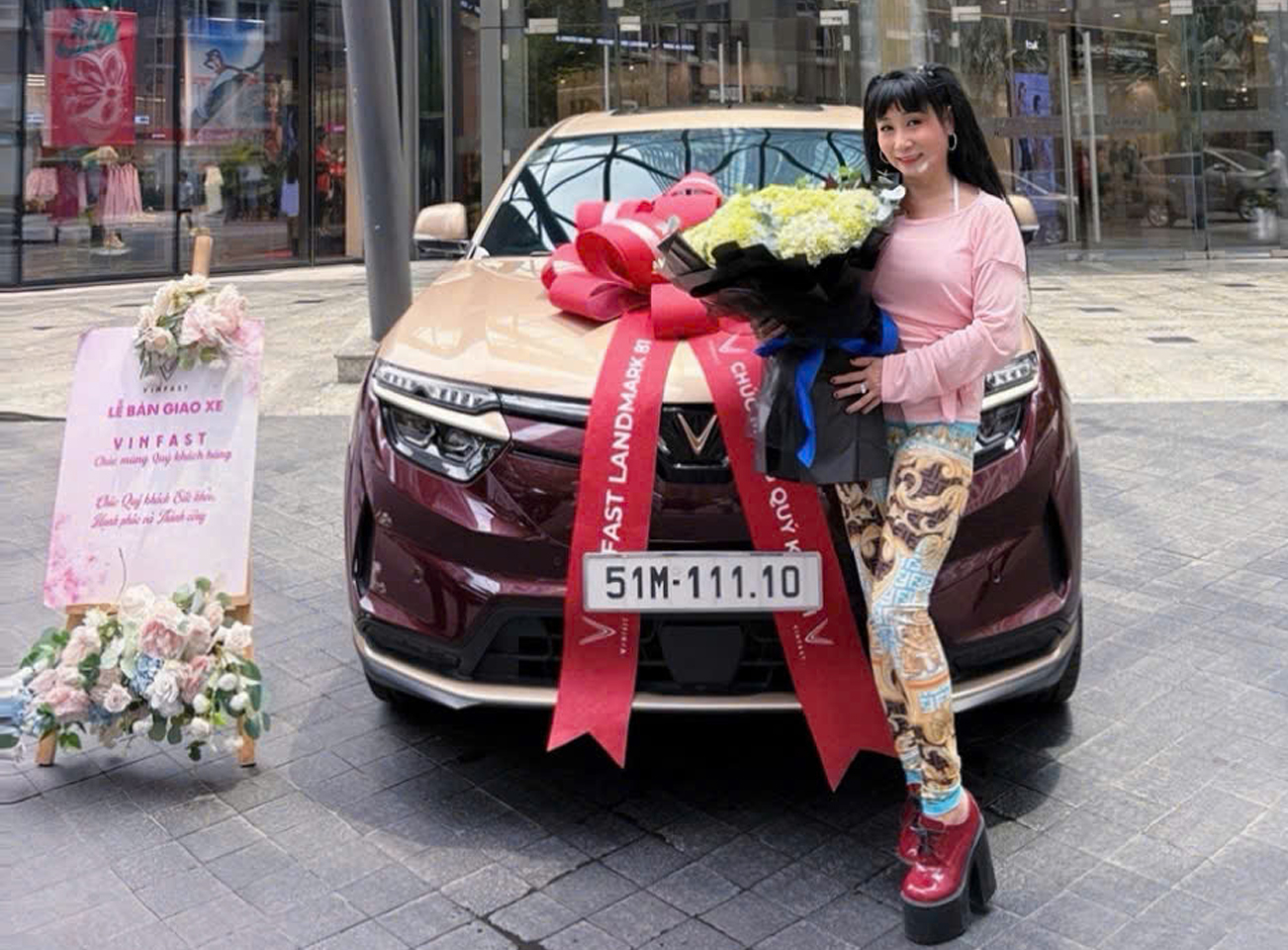 Nghệ sĩ Uyên Thảo yêu thích xe điện VinFast, sở hữu bản số siêu đẹp-2951-1