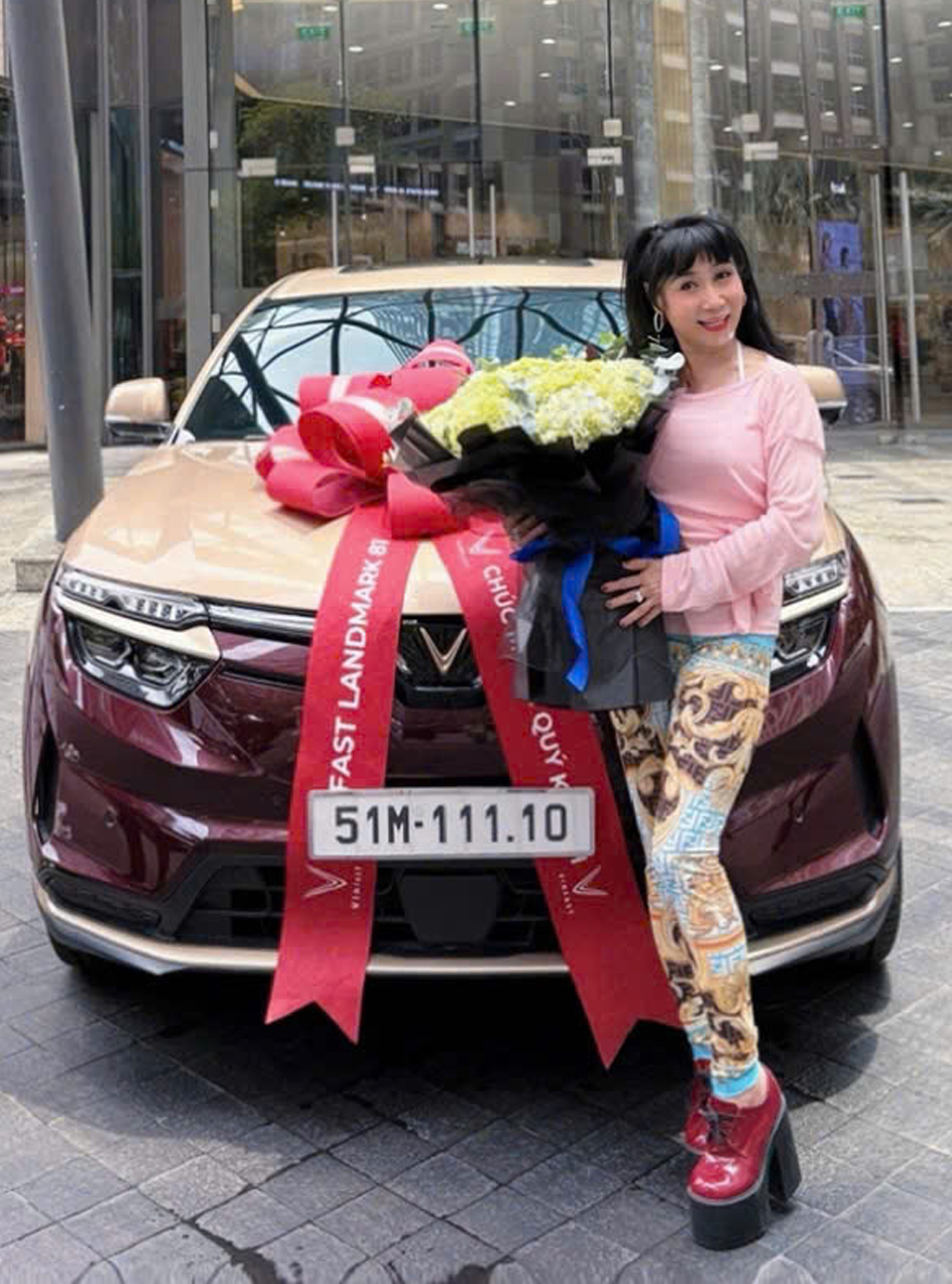 Nghệ sĩ Uyên Thảo yêu thích xe điện VinFast, sở hữu bản số siêu đẹp-2951-1