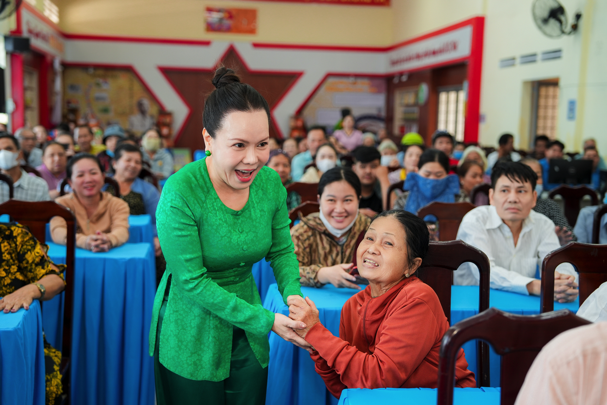Việt Hương - Hoài Phương cùng làm việc thiện mùa Vu Lan-2101-1