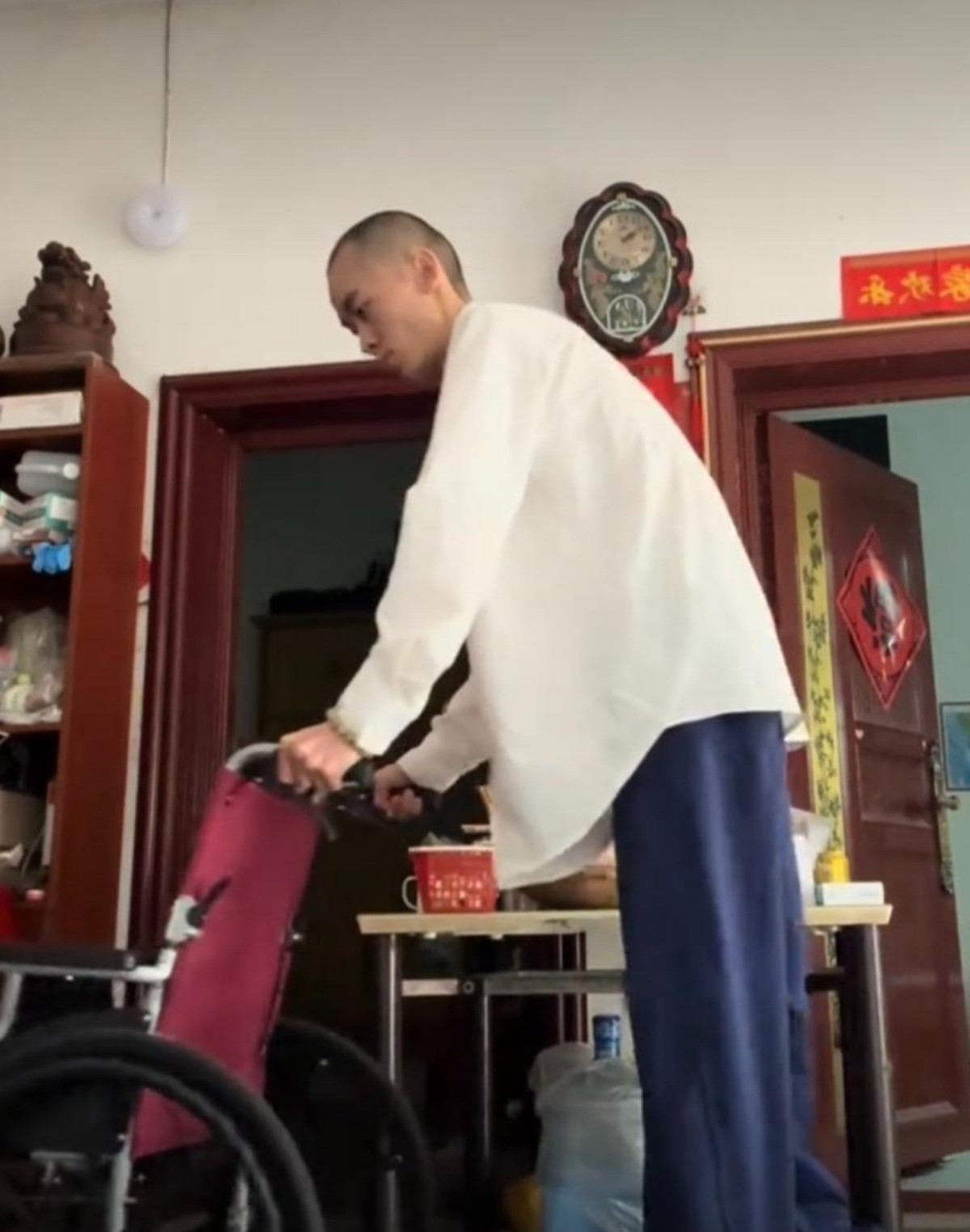 Nam ca sĩ Hà Chi Hồng ngồi xe lăn-3154-1