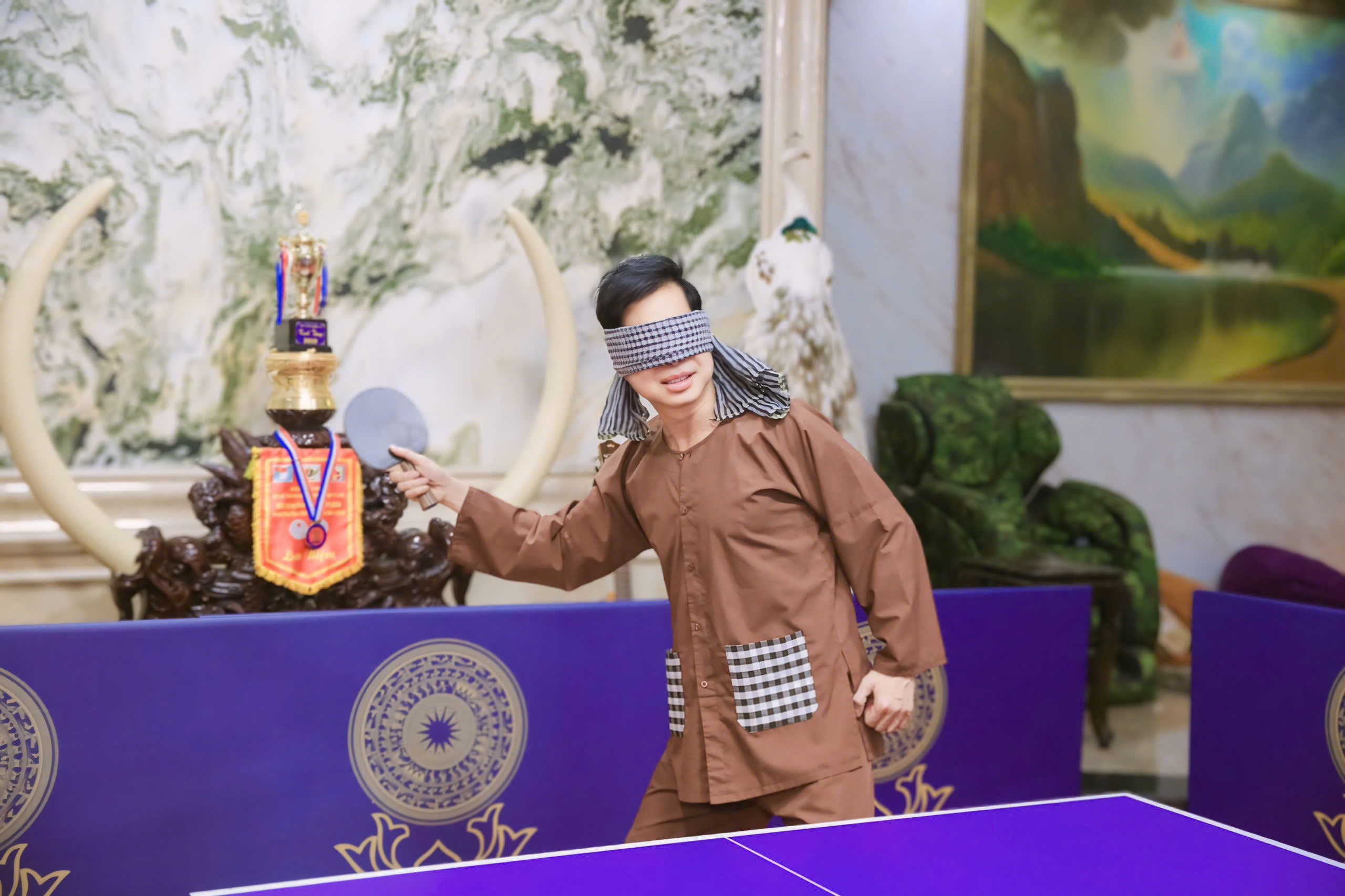 Ngọc Sơn diện áo dài Việt cho nhà vô địch bóng bàn thế giới Satoshi Aida-1716-1