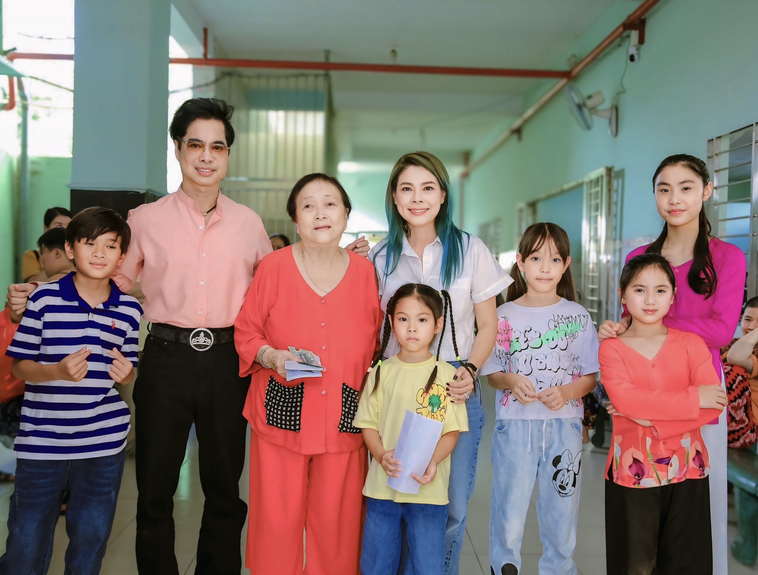Ngọc Sơn cùng gia đình ca sĩ Thanh Thảo đi từ thiện-393-1