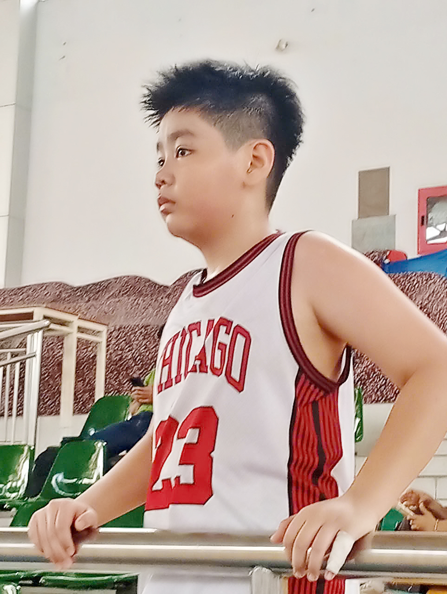 Anh em song sinh Hoàng Khang, Vương Khang ghi bàn tuyệt đẹp tại buổi thi đấu bóng rổ-4813-1