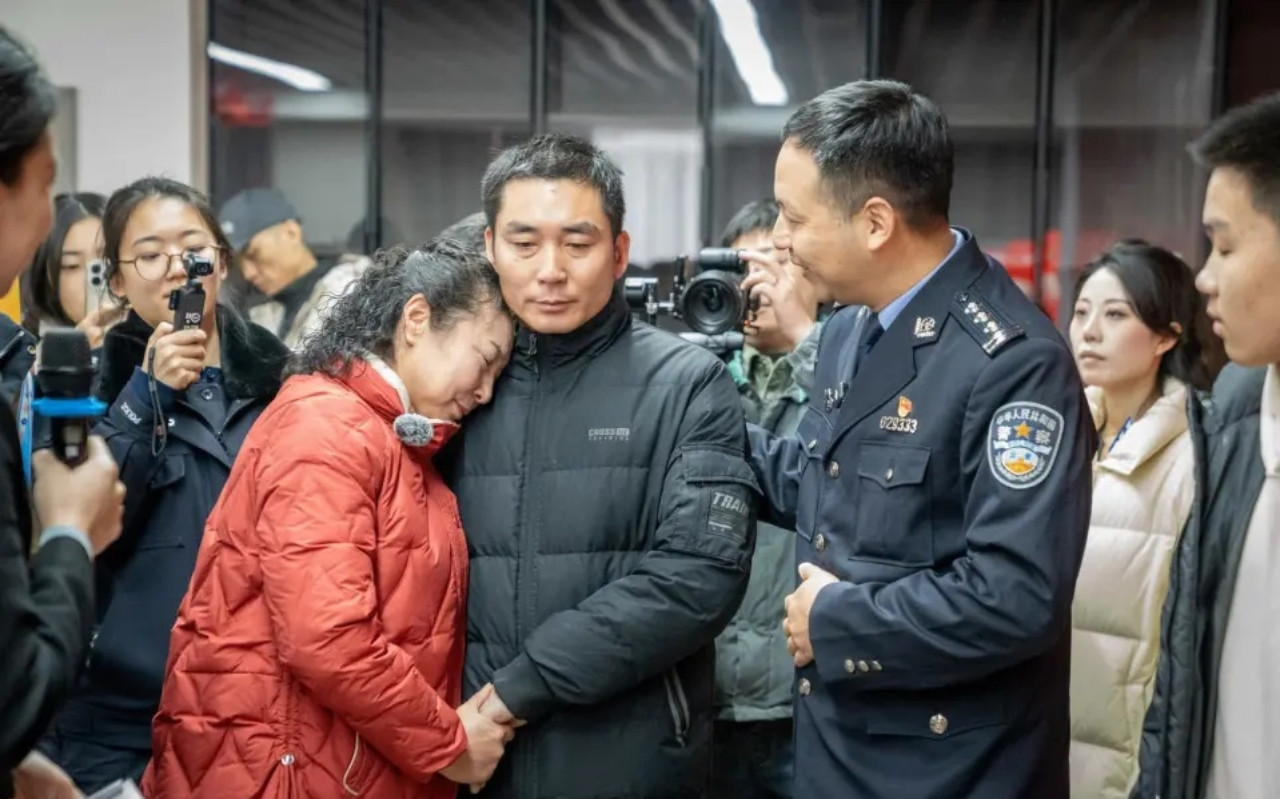 Người mẹ cảm xúc vỡ òa khi gặp lại con trai bị mất tích gần 4 thập kỷ.-2709-1