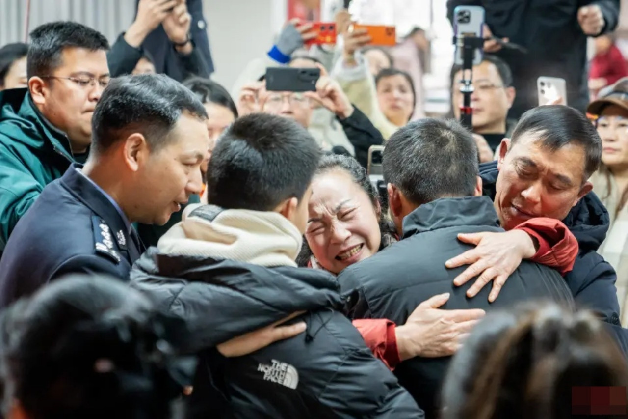 Người mẹ cảm xúc vỡ òa khi gặp lại con trai bị mất tích gần 4 thập kỷ.-2709-1