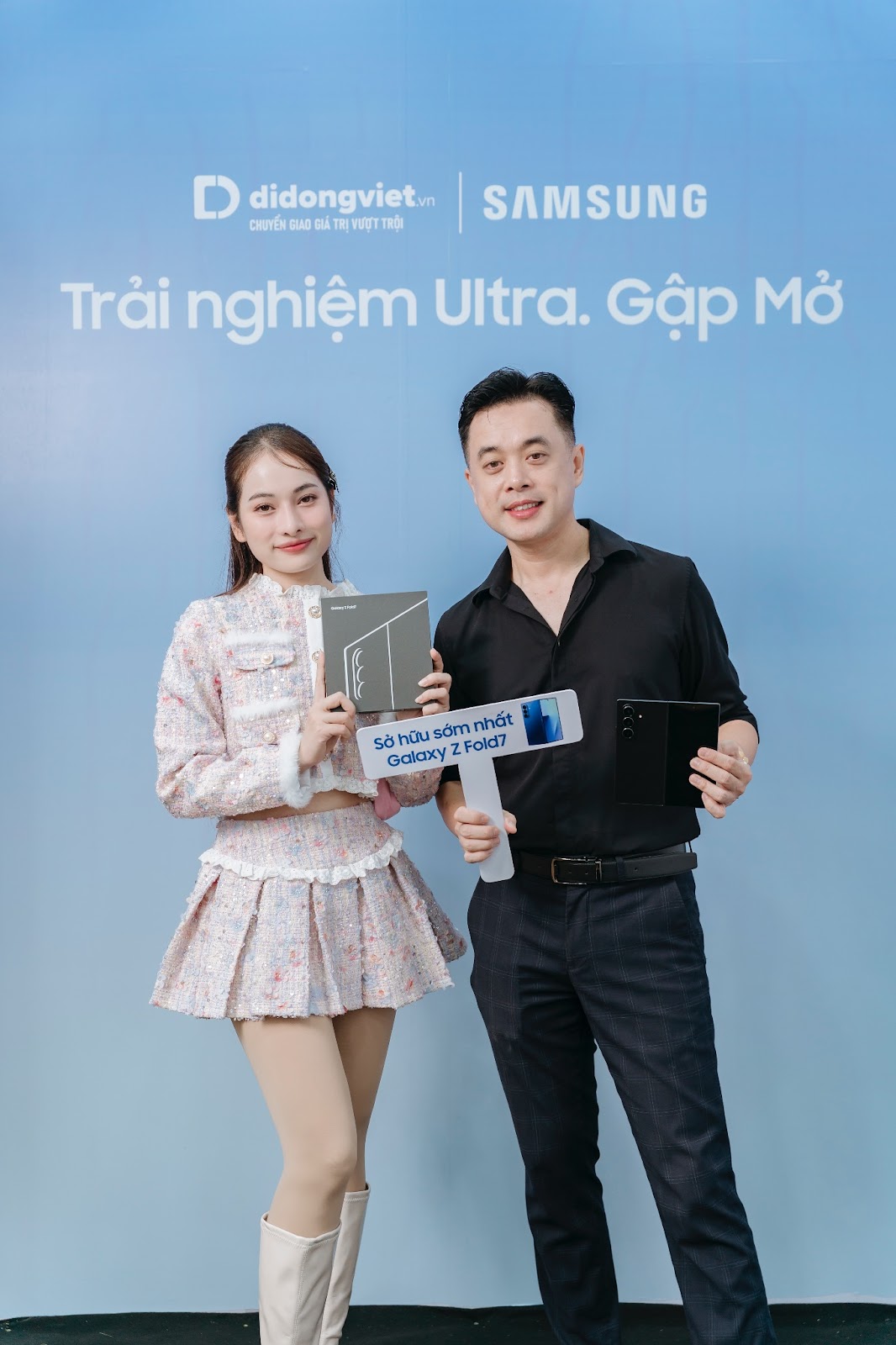 Nhạc sĩ Dương Khắc Linh và bà xã check-in cùng Samsung Galaxy Z Fold7-2015-1