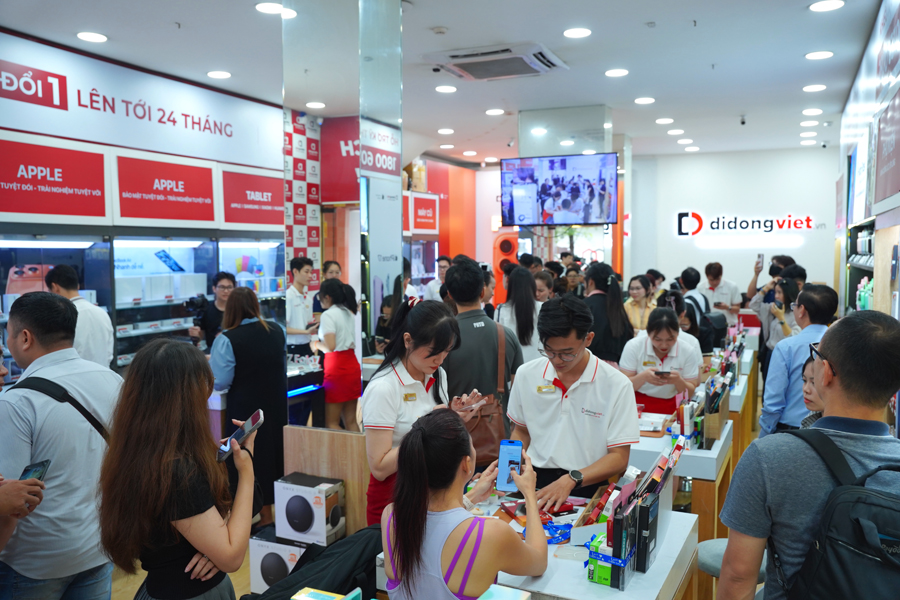 Kim Lý, Ngô Kiến Huy cùng dàn sao đi sắm iPhone mới tại Di Động Việt.-2174-1