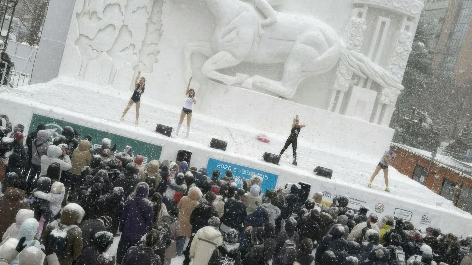 Thành viên Anaru Rairai mặc đồ bơi khi diễn dưới tuyết.-2741-1