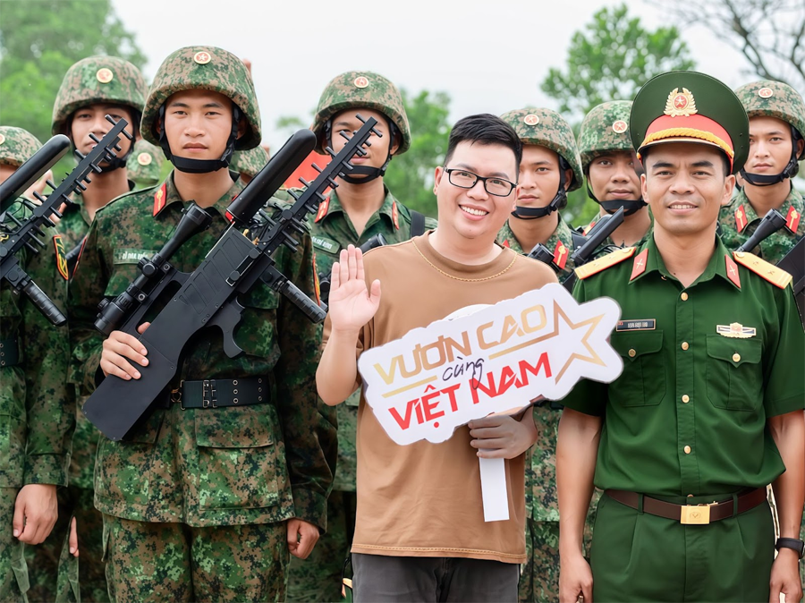 Đạo diễn – nhạc sĩ Holy Thắng hòa giọng hát cùng các chiến sĩ tại A80-2140-1