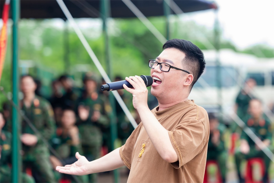 Đạo diễn – nhạc sĩ Holy Thắng hòa giọng hát cùng các chiến sĩ tại A80-2140-2