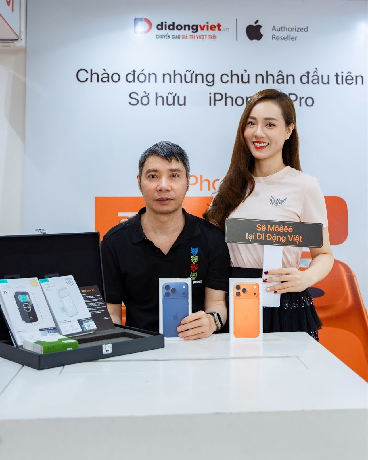 Vợ chồng NSND Công Lý check-in 'Táo' mới tại Di Động Việt-2218-1