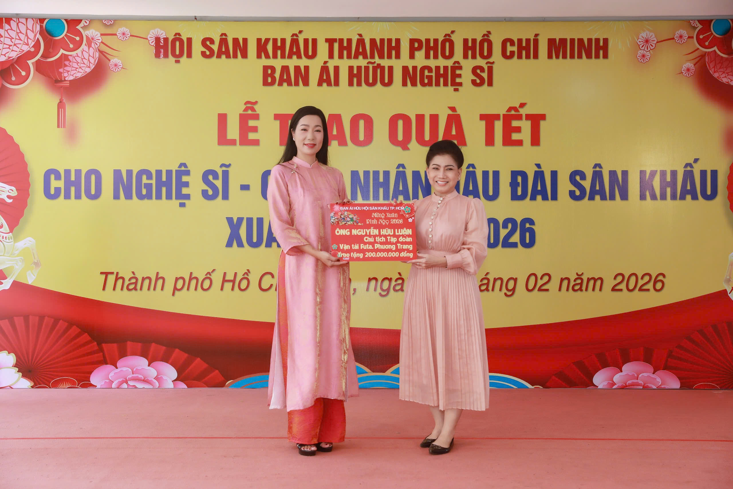 Trưởng Ban ái hữu - NSND Trịnh Kim Chi trao quà Tết dịp cuối năm-2732-1