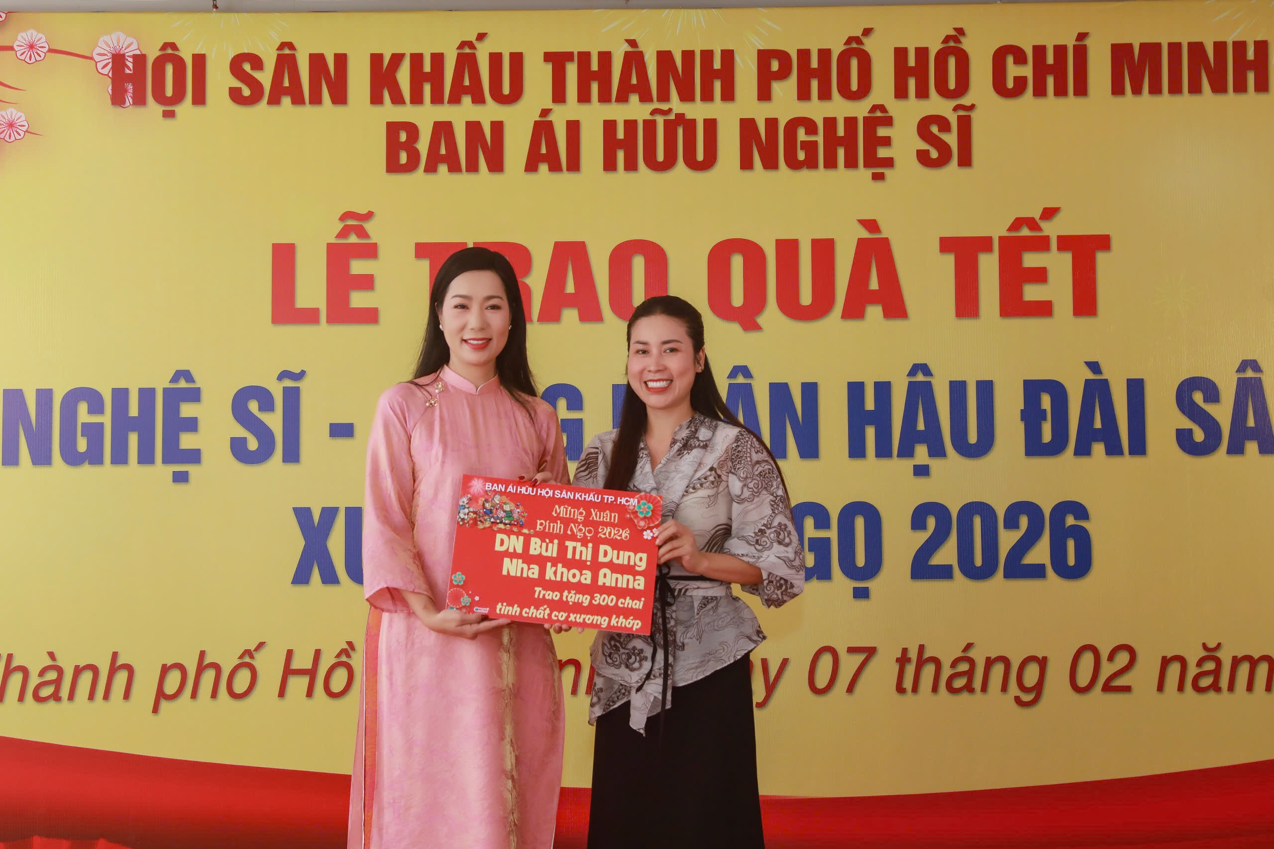 Trưởng Ban ái hữu - NSND Trịnh Kim Chi trao quà Tết dịp cuối năm-2732-3