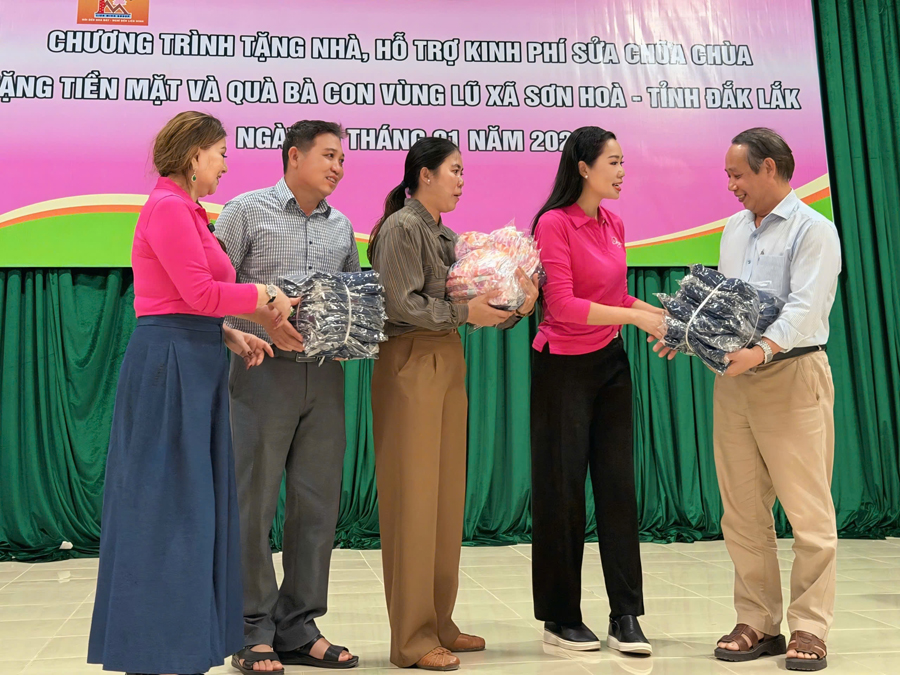 NSND Trịnh Kim Chi giúp bà con vùng lũ có Tết ấm no-2701-2