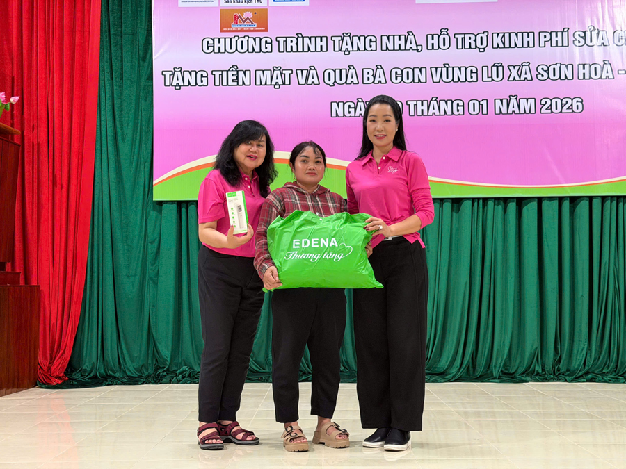 NSND Trịnh Kim Chi giúp bà con vùng lũ có Tết ấm no-2701-3