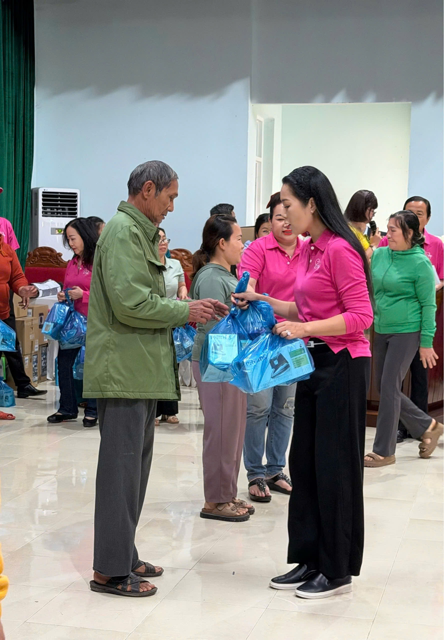 NSND Trịnh Kim Chi giúp bà con vùng lũ có Tết ấm no-2701-1