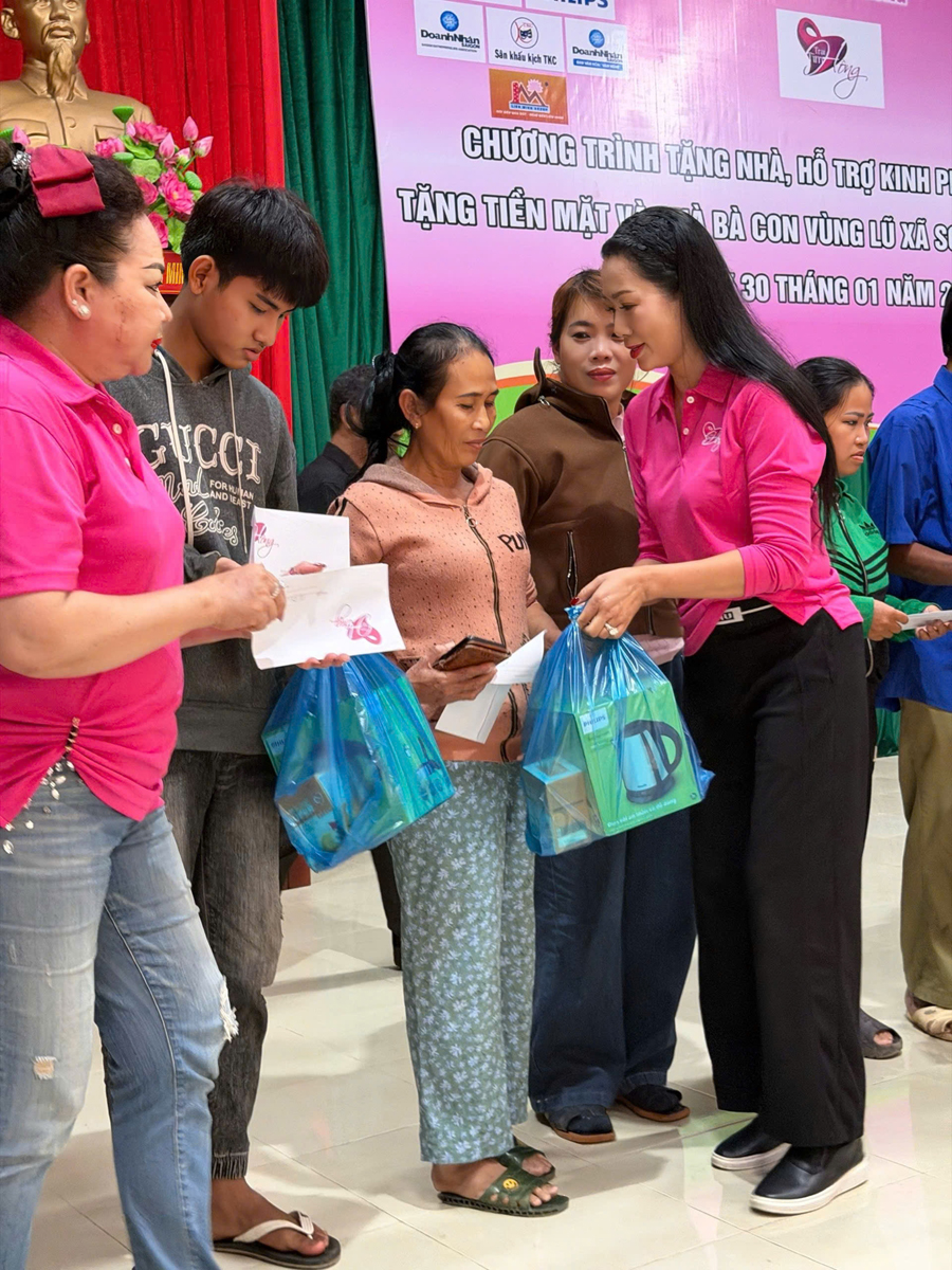 NSND Trịnh Kim Chi giúp bà con vùng lũ có Tết ấm no-2701-2