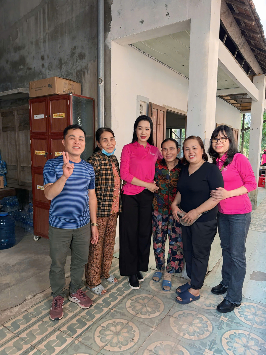 NSND Trịnh Kim Chi giúp bà con vùng lũ có Tết ấm no-2701-3