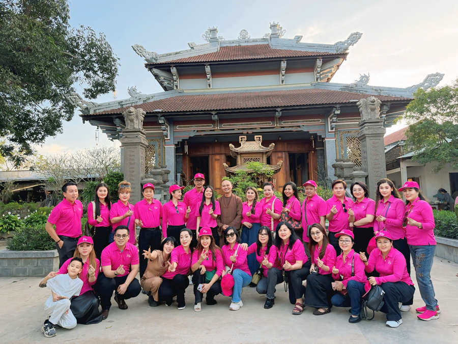 NSND Trịnh Kim Chi giúp bà con vùng lũ có Tết ấm no-2701-1