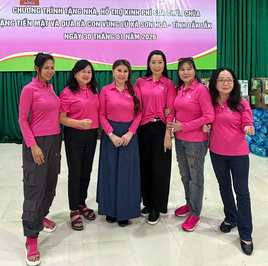 NSND Trịnh Kim Chi giúp bà con vùng lũ có Tết ấm no-2701-2