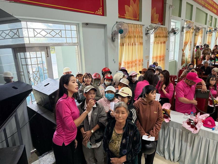 NSND Trịnh Kim Chi giúp bà con vùng lũ có Tết ấm no-2701-3