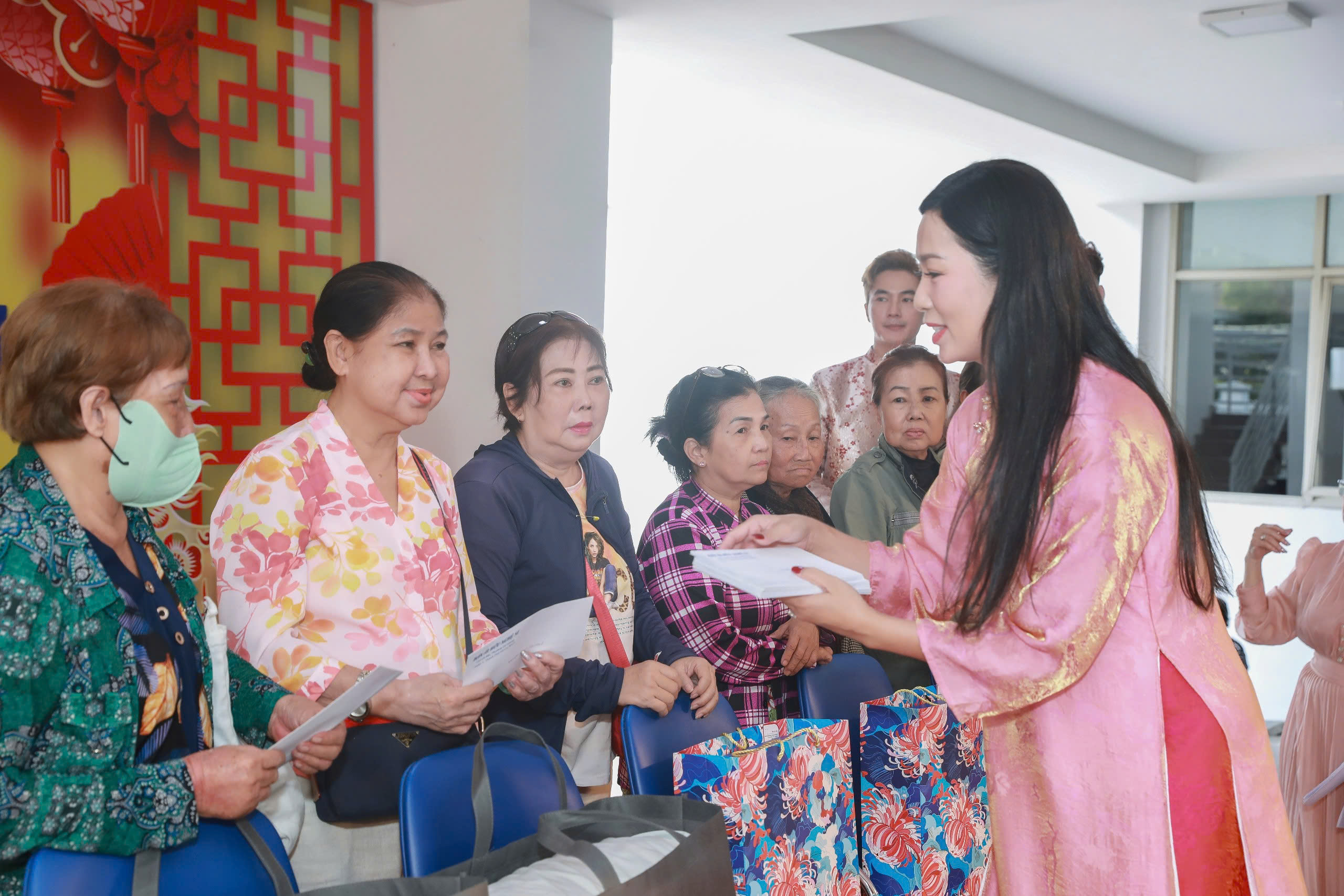 Trưởng Ban ái hữu - NSND Trịnh Kim Chi trao quà Tết dịp cuối năm-2732-1