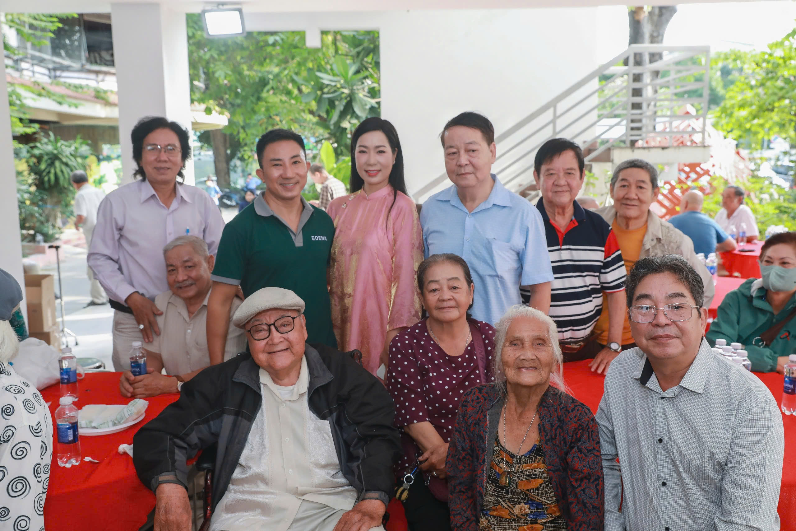 Trưởng Ban ái hữu - NSND Trịnh Kim Chi trao quà Tết dịp cuối năm-2732-1