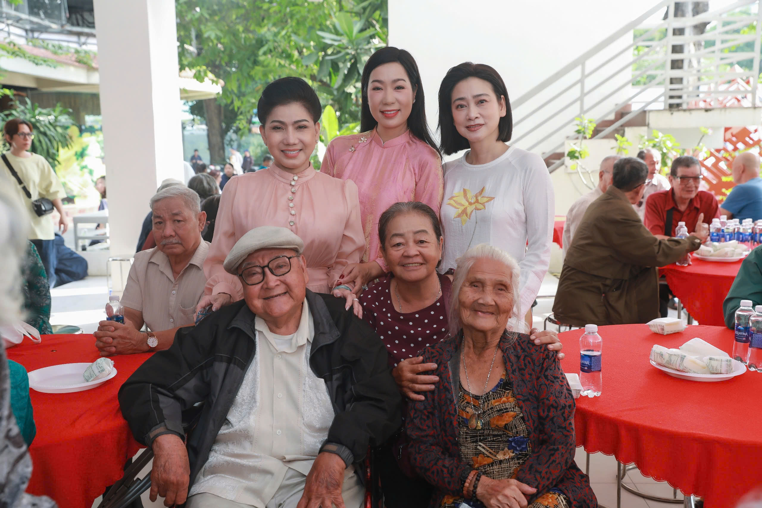 Trưởng Ban ái hữu - NSND Trịnh Kim Chi trao quà Tết dịp cuối năm-2732-2