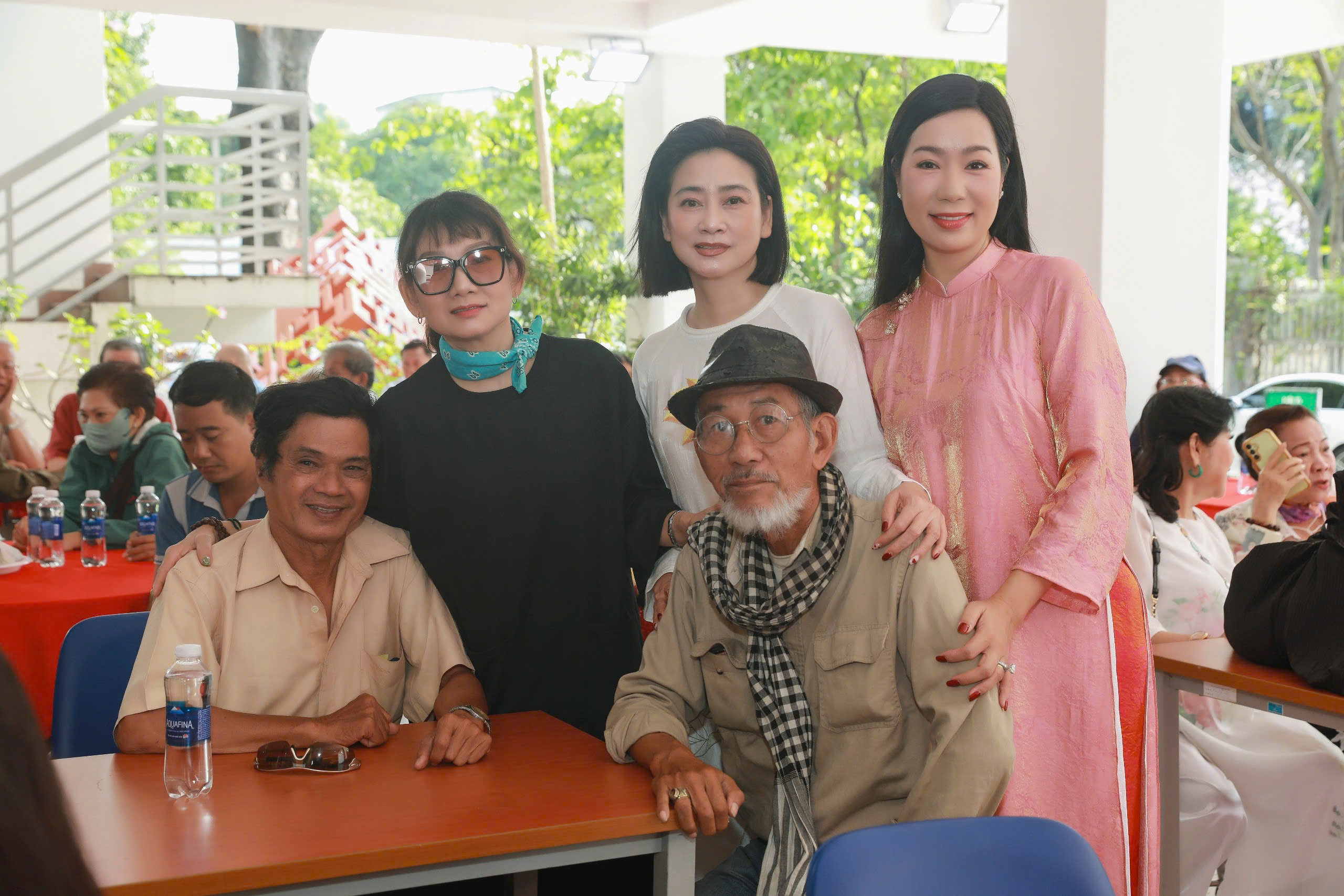 Trưởng Ban ái hữu - NSND Trịnh Kim Chi trao quà Tết dịp cuối năm-2732-3