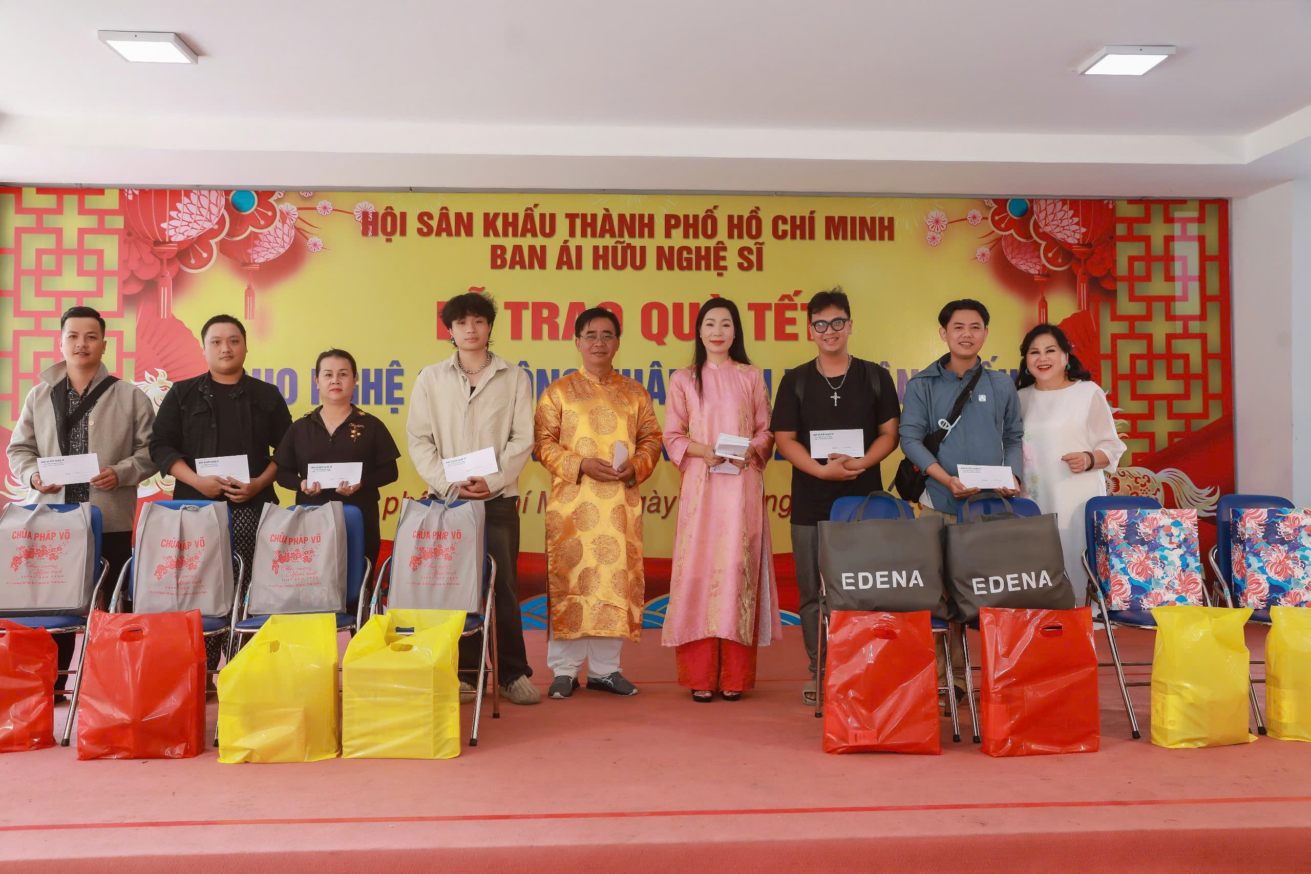 Trưởng Ban ái hữu - NSND Trịnh Kim Chi trao quà Tết dịp cuối năm-2732-2