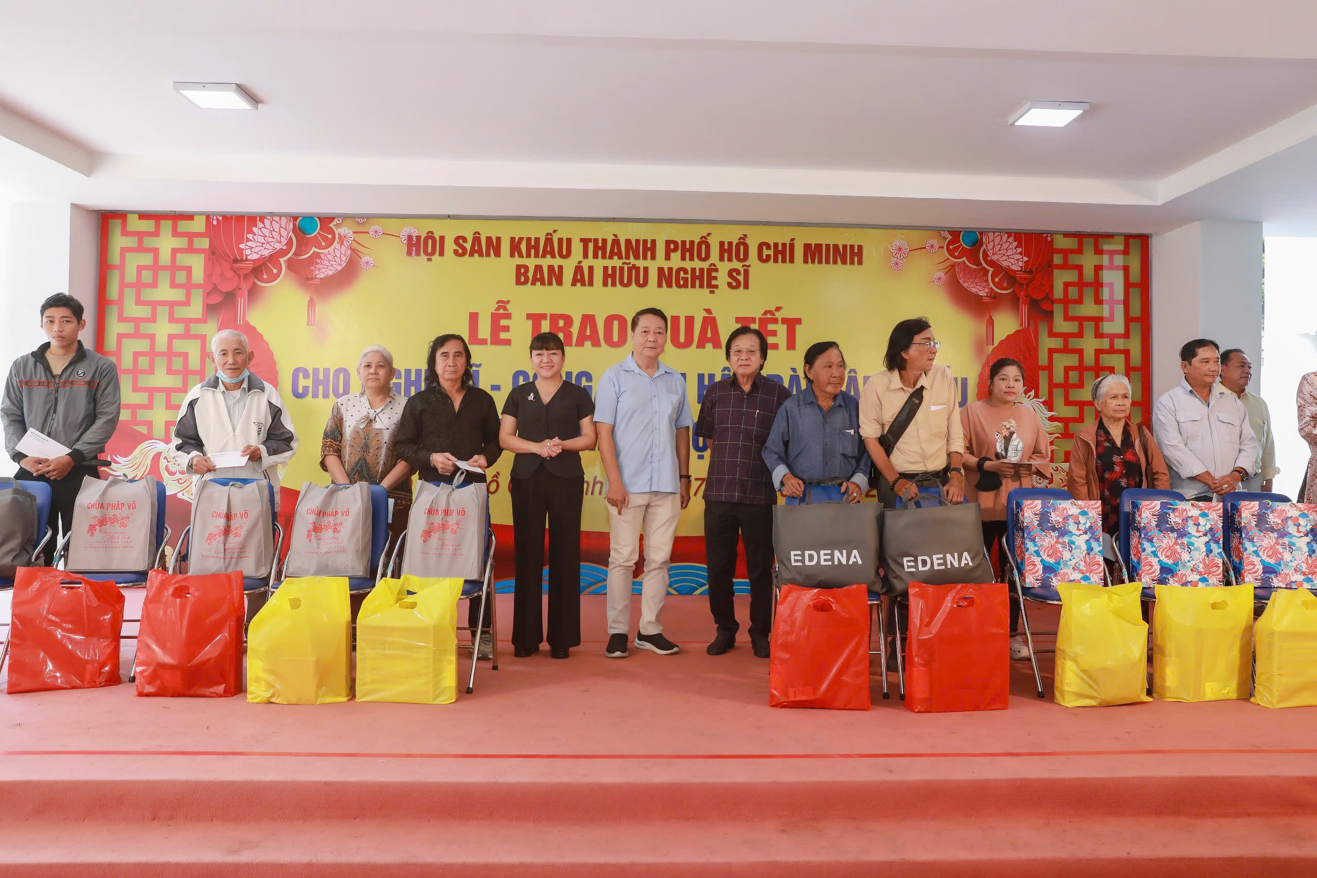 Trưởng Ban ái hữu - NSND Trịnh Kim Chi trao quà Tết dịp cuối năm-2732-3