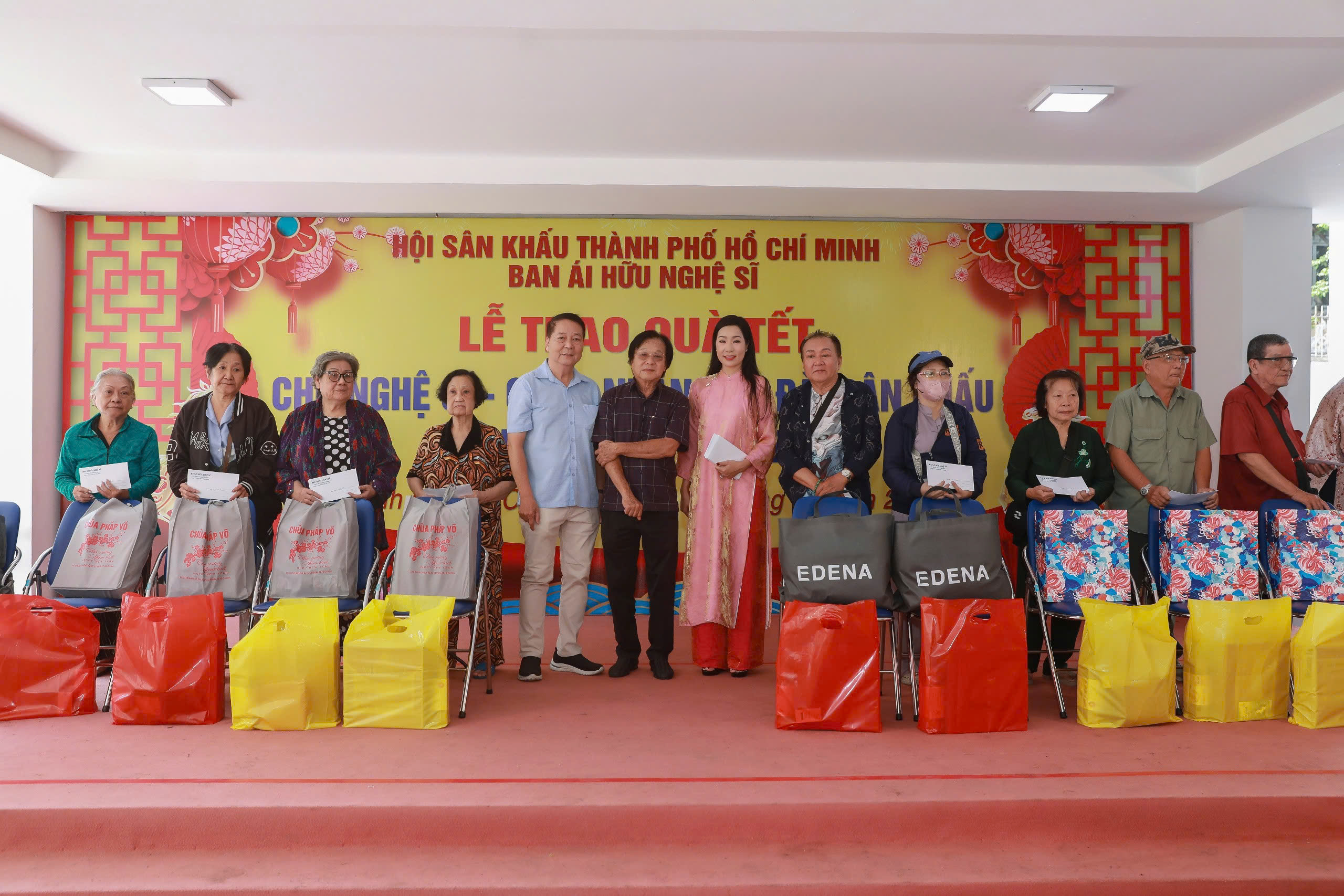 Trưởng Ban ái hữu - NSND Trịnh Kim Chi trao quà Tết dịp cuối năm-2732-4