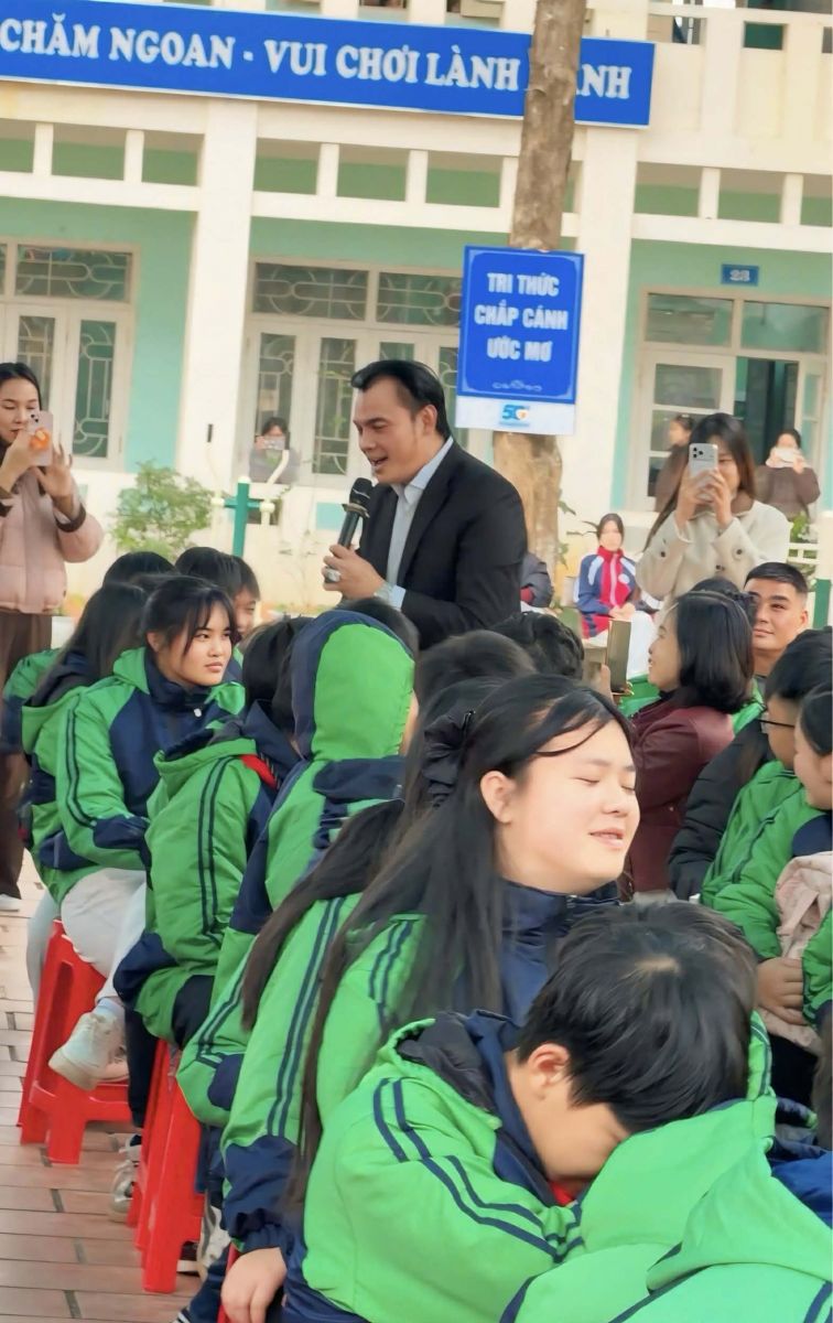 NSƯT Kim Tiểu Long biểu diễnvăn nghệ và trao học bổng cho học sinh nghèo vượt khó-2665-1